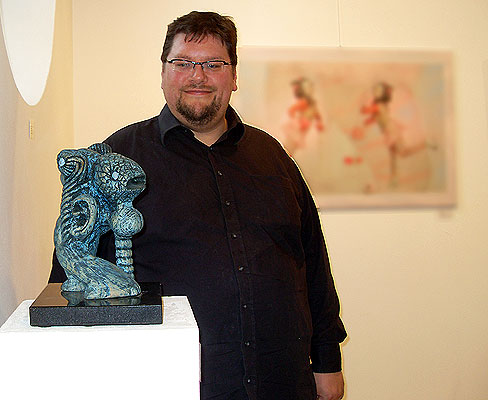 Jochen Egbers mit seiner Skulptur Aquarius